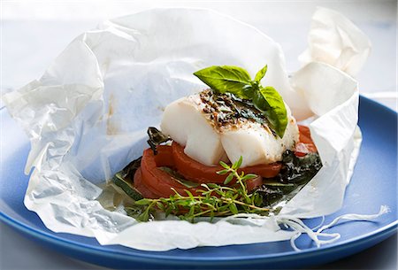 parchment fish - Filet de poisson aux tomates et courgettes en papier sulfurisé Photographie de stock - Premium Libres de Droits, Code: 659-06152214