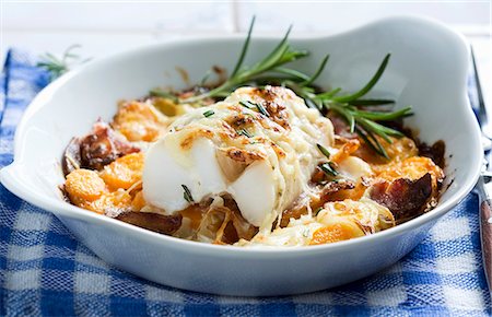 simsearch:659-06186651,k - Oven-baked cod fillet with carrots, bacon and rosemary Fotografie stock - Premium Royalty-Free, Codice: 659-06152212