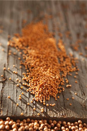 Mustard seeds on a wooden surface Foto de stock - Sin royalties Premium, Código: 659-06152231