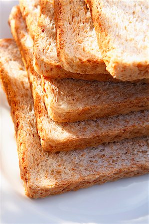 rebanar - A stack of wholemeal toast Foto de stock - Sin royalties Premium, Código: 659-06152245
