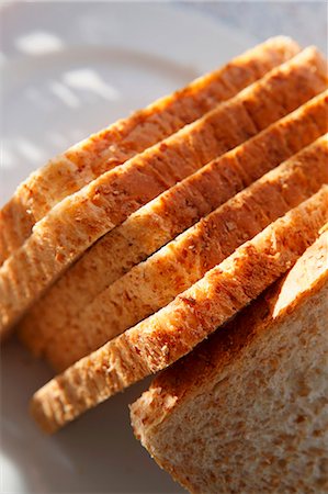 pane integrale - Slices of wholemeal bread Fotografie stock - Premium Royalty-Free, Codice: 659-06152246