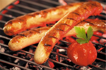 simsearch:659-06187526,k - Saucisses grillées et tomates sur un barbecue Photographie de stock - Premium Libres de Droits, Code: 659-06152249