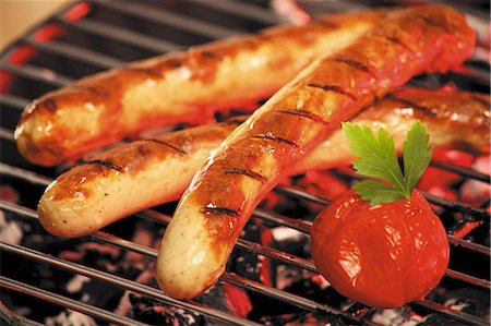 simsearch:659-08513116,k - Saucisses grillées et tomates sur un barbecue Photographie de stock - Premium Libres de Droits, Code: 659-06152249