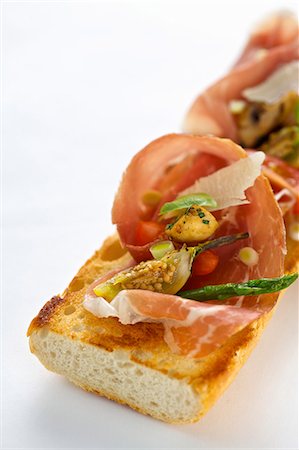 simsearch:659-06186295,k - Baguette au jambon, Parmesan et légumes grillés Photographie de stock - Premium Libres de Droits, Code: 659-06152279