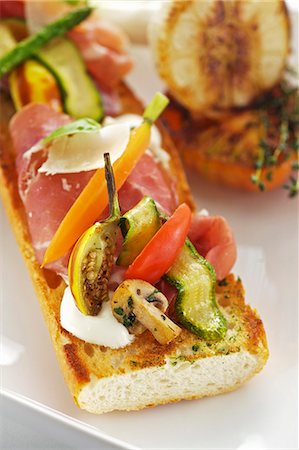 simsearch:659-03533100,k - Baguette with ham, cheese and grilled vegetables Foto de stock - Sin royalties Premium, Código: 659-06152281