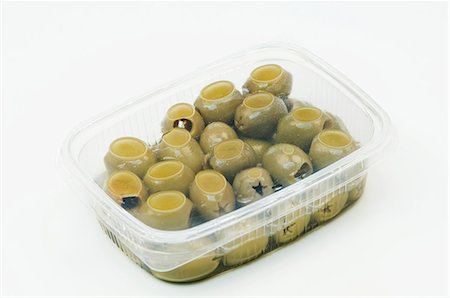 simsearch:659-08419776,k - Olives vertes dans un récipient en plastique Photographie de stock - Premium Libres de Droits, Code: 659-06152309