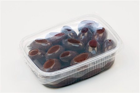 Olives kalamata dans un récipient en plastique Photographie de stock - Premium Libres de Droits, Code: 659-06152310