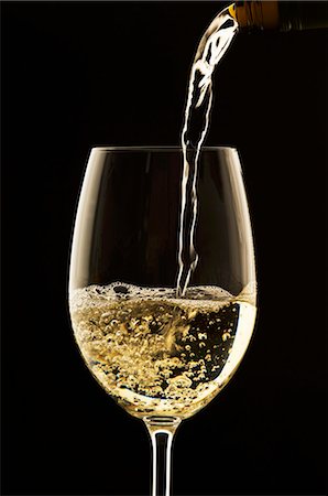 Vin blanc versant de bouteille en verre ; Fond blanc Photographie de stock - Premium Libres de Droits, Code: 659-06152327