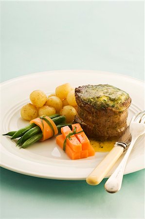 simsearch:659-06152700,k - Beef fillet with parsley butter and a side of vegetables Foto de stock - Sin royalties Premium, Código: 659-06152322