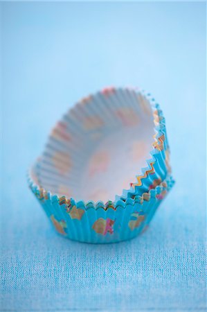 simsearch:659-06153779,k - Cas de muffin papier Photographie de stock - Premium Libres de Droits, Code: 659-06152334