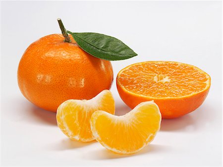 Mandarins, whole, halved and in segments Stock Photo - Premium Royalty-Free, Code: 659-06152355