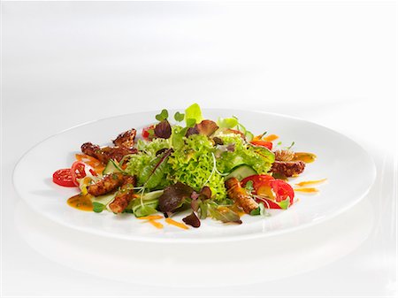 simsearch:659-06494555,k - Spring salad with turkey strips and tomatoes Foto de stock - Sin royalties Premium, Código: 659-06152351