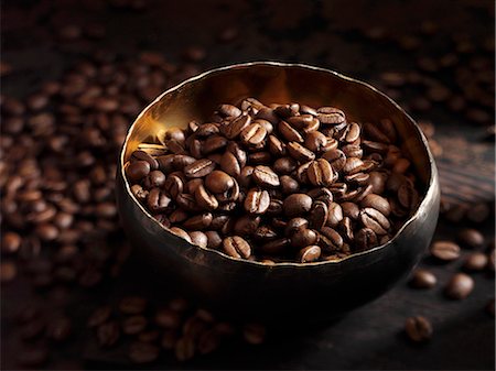 Coffee beans in a bowl and next to it Foto de stock - Sin royalties Premium, Código: 659-06152352