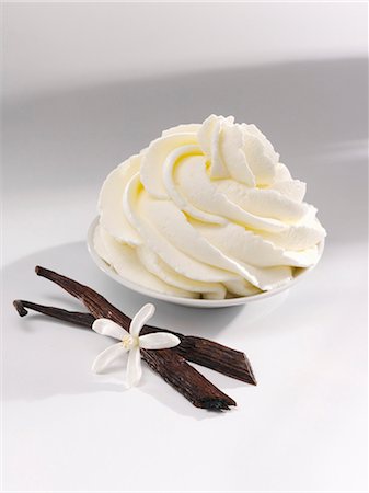 productos lácteos - Vanilla cream, vanilla pods and a vanilla flower Foto de stock - Sin royalties Premium, Código: 659-06152366