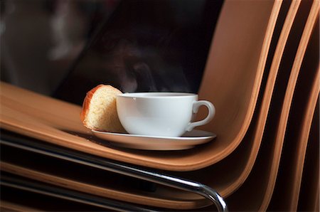 Une tasse de café et brioches sur une chaise de bureau Photographie de stock - Premium Libres de Droits, Code: 659-06152368