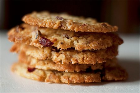 simsearch:659-06306155,k - A stack of walnut and cranberry biscuits Fotografie stock - Premium Royalty-Free, Codice: 659-06152369