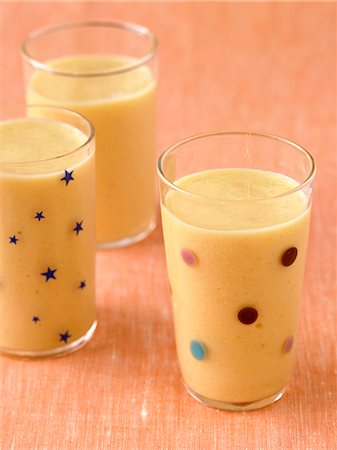 peach (fruit) - Creamy Peach Smoothies in Small Glasses Foto de stock - Sin royalties Premium, Código: 659-06152377