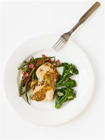 pavo (alimento) - Mustard Turkey with Green Beans and Broccoli; White Plate; From Above Foto de stock - Sin royalties Premium, Código: 659-06152370