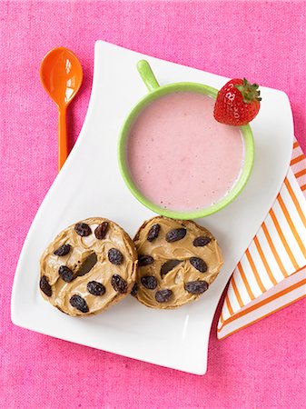 pap - Mug of Strawberry Soup with Peanut Butter Raisin Bagel Stock Photo - Premium Royalty-Free, Code: 659-06152373