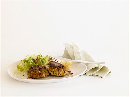 plain (simple) - Crab Cakes with Side Salad on a Plate; Cloth Napkin Stock Photo - Premium Royalty-Free, Code: 659-06152384