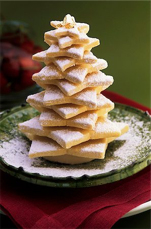 dolci natalizi - A shortbread Christmas tree with icing sugar Fotografie stock - Premium Royalty-Free, Codice: 659-06152406