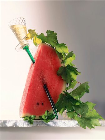 simsearch:659-06495611,k - Watermelon with a wine glass and a vine Foto de stock - Sin royalties Premium, Código: 659-06152409