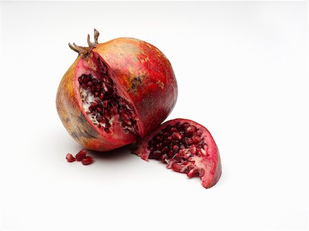 simsearch:659-06901498,k - A sliced pomegranate Stock Photo - Premium Royalty-Free, Code: 659-06152412