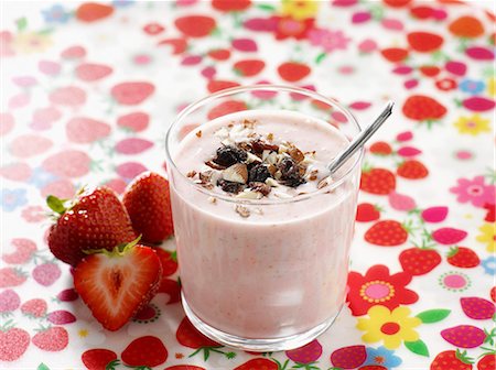 simsearch:659-06186911,k - Strawberry smoothie with cereals Stock Photo - Premium Royalty-Free, Code: 659-06152527