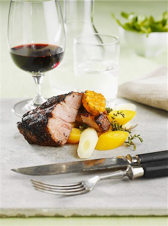simsearch:659-06154487,k - Roast pork with root vegetables and red wine Foto de stock - Sin royalties Premium, Código: 659-06152534