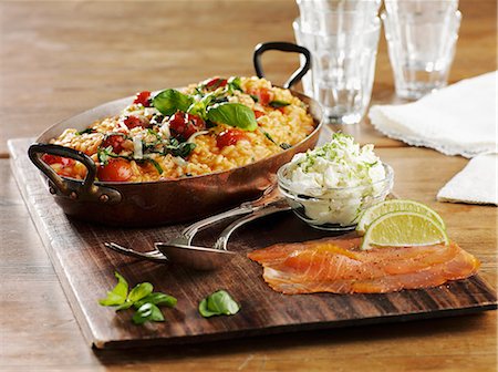 simsearch:659-07959202,k - Tomato, basil and smoked salmon risotto Foto de stock - Sin royalties Premium, Código: 659-06152539