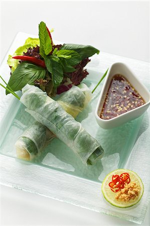 simsearch:659-06155003,k - Steamed Vietnamese spring rolls with fish sauce Foto de stock - Sin royalties Premium, Código: 659-06152565