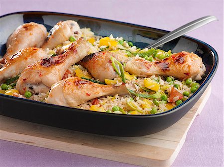 Chicken drumsticks on a bed of vegetable rice Fotografie stock - Premium Royalty-Free, Codice: 659-06152561