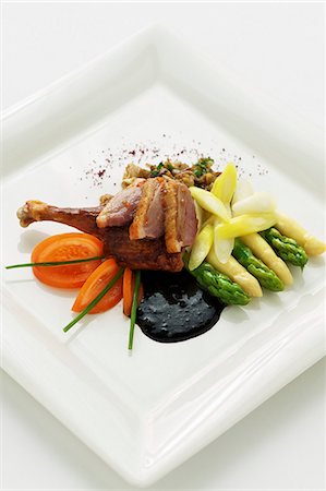Duck with tomatoes, asparagus, oyster mushrooms and oyster sauce (Asia) Foto de stock - Sin royalties Premium, Código: 659-06152577