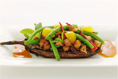 régime - Aubergines farcies avec des haricots et la sauce de tamarin (Asie) Photographie de stock - Premium Libres de Droits, Code: 659-06152584