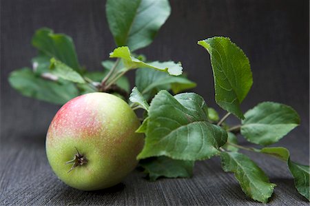 simsearch:659-08895757,k - Apple with leaves Stock Photo - Premium Royalty-Free, Code: 659-06152595