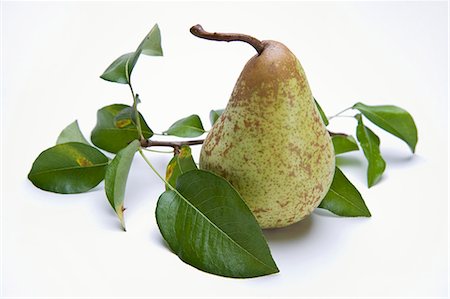 pear with leaves - A pear with leaves Foto de stock - Sin royalties Premium, Código: 659-06152597