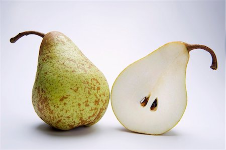 entero - Whole pear and half a pear Foto de stock - Sin royalties Premium, Código: 659-06152598