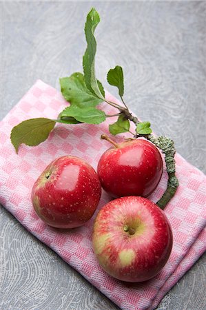 simsearch:659-06183650,k - Red apples on a kitchen towel Stock Photo - Premium Royalty-Free, Code: 659-06152605