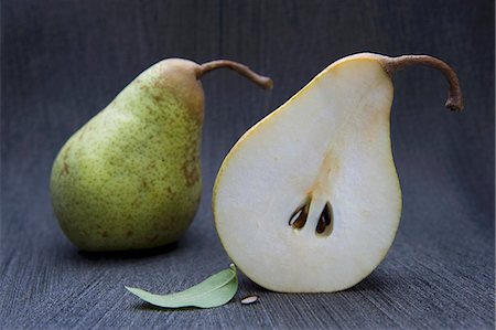 pears - A half and a whole pear Stock Photo - Premium Royalty-Free, Code: 659-06152616