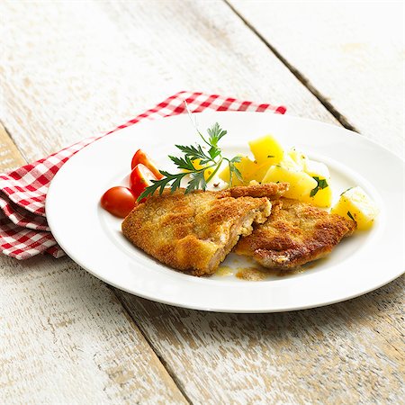 simsearch:659-06152647,k - Wiener Schnitzel (breaded veal escalope) with parsley potatoes Stock Photo - Premium Royalty-Free, Code: 659-06152647