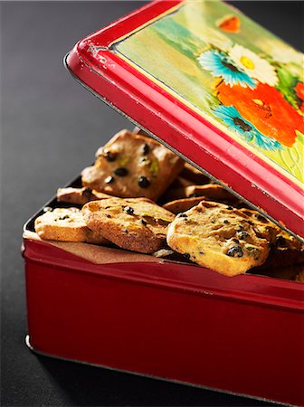 A biscuit tin filled with chocolate chip cookies Stock Photo - Premium Royalty-Free, Code: 659-06152706