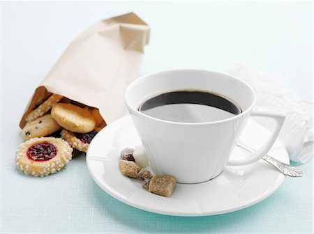 Une tasse de café avec du sucre et un sac de biscuits Photographie de stock - Premium Libres de Droits, Code: 659-06152707