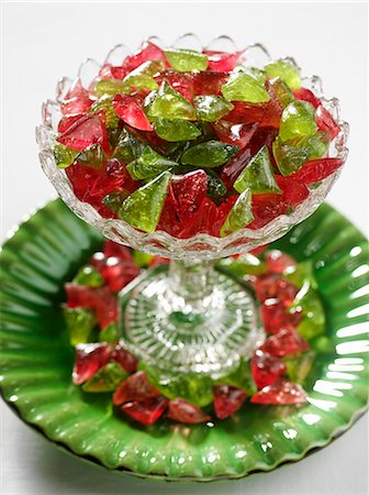 simsearch:659-06902197,k - Bonbons rouges et verts dans un bol en verre Photographie de stock - Premium Libres de Droits, Code: 659-06152711
