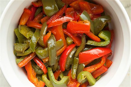 panfried - Bowl of Sauteed Red and Green Bell Peppers Foto de stock - Sin royalties Premium, Código: 659-06152724