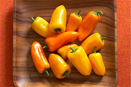 simsearch:659-06188042,k - Yellow and orange mini peppers in a wooden crate Foto de stock - Sin royalties Premium, Código: 659-06152784