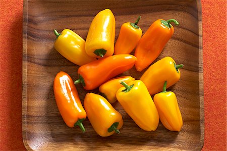 Yellow and orange mini peppers in a wooden crate Foto de stock - Sin royalties Premium, Código: 659-06152784