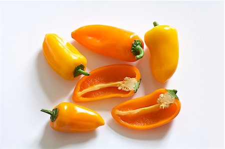 simsearch:659-06495285,k - Poivrons jaunes et oranges minis, entières ou coupées en deux Photographie de stock - Premium Libres de Droits, Code: 659-06152785