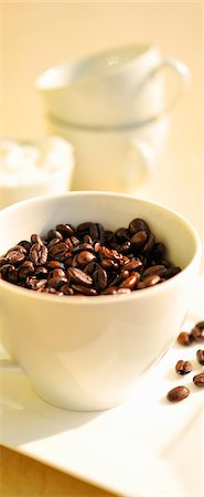 simsearch:659-06902597,k - Coffee beans in a white cup Foto de stock - Sin royalties Premium, Código: 659-06152799