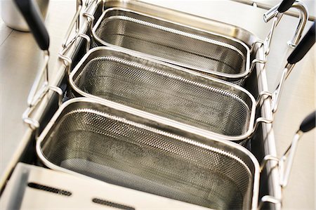 servicio de banquetes - Deep fryers being cleaned with water Foto de stock - Sin royalties Premium, Código: 659-06152835