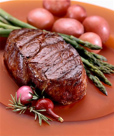 steak and vegetables - Whole Steak Served with Asparagus and Red Potatoes Stock Photo - Premium Royalty-Free, Code: 659-06152842